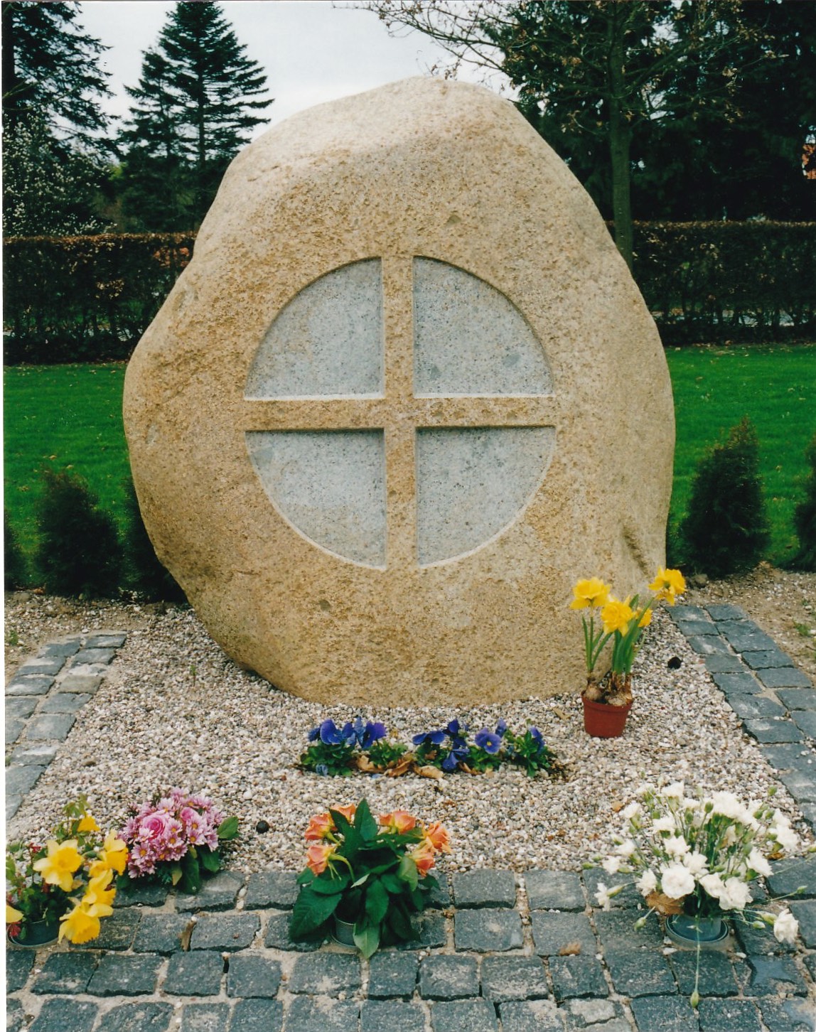 Kirkeudsmykning ved Glamsbjerg kirke, 2001