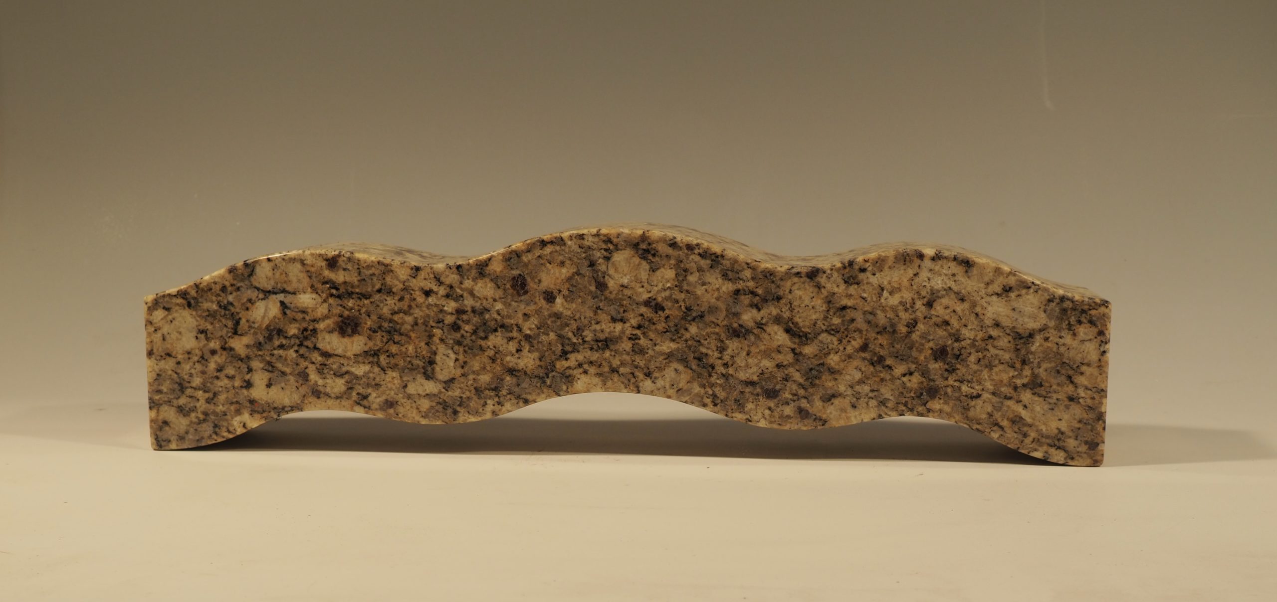 "Bølge" Model af bænk IV, Granit, 11.5x48x8, Pris 10.000 Kr.