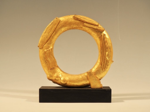 Gylden ring, Gips med bladguld, 21x21x4.5 cm, Pris 7.000 Kr.