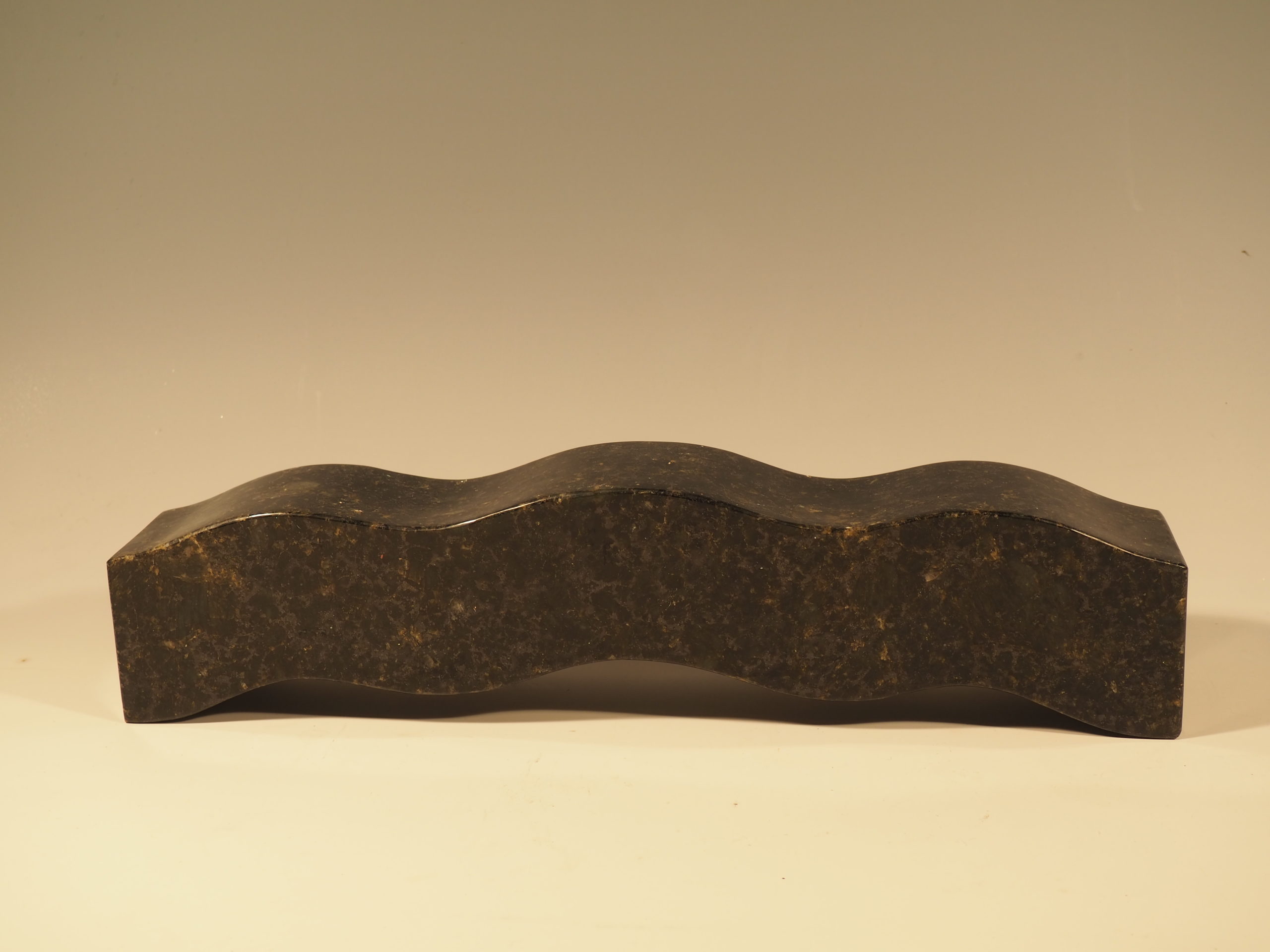 "Bølge" Model af bænk, Mørk granit, 11.5x48x8, Pris 10.000 Kr.