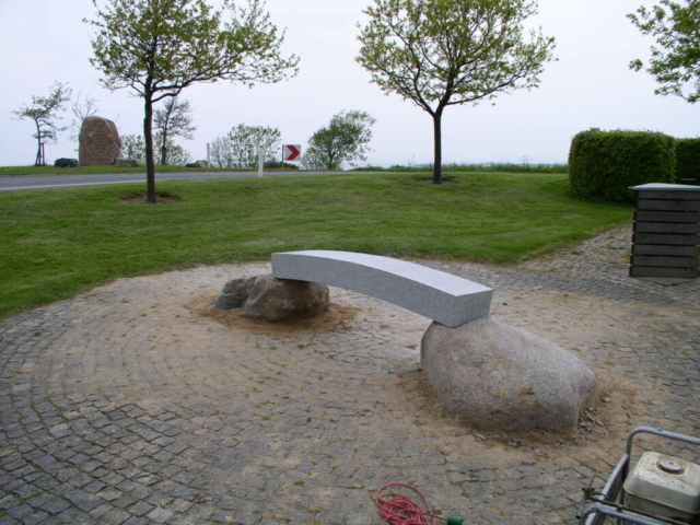 Opstilling af fredsbænk ved Olde Mølle. 2003