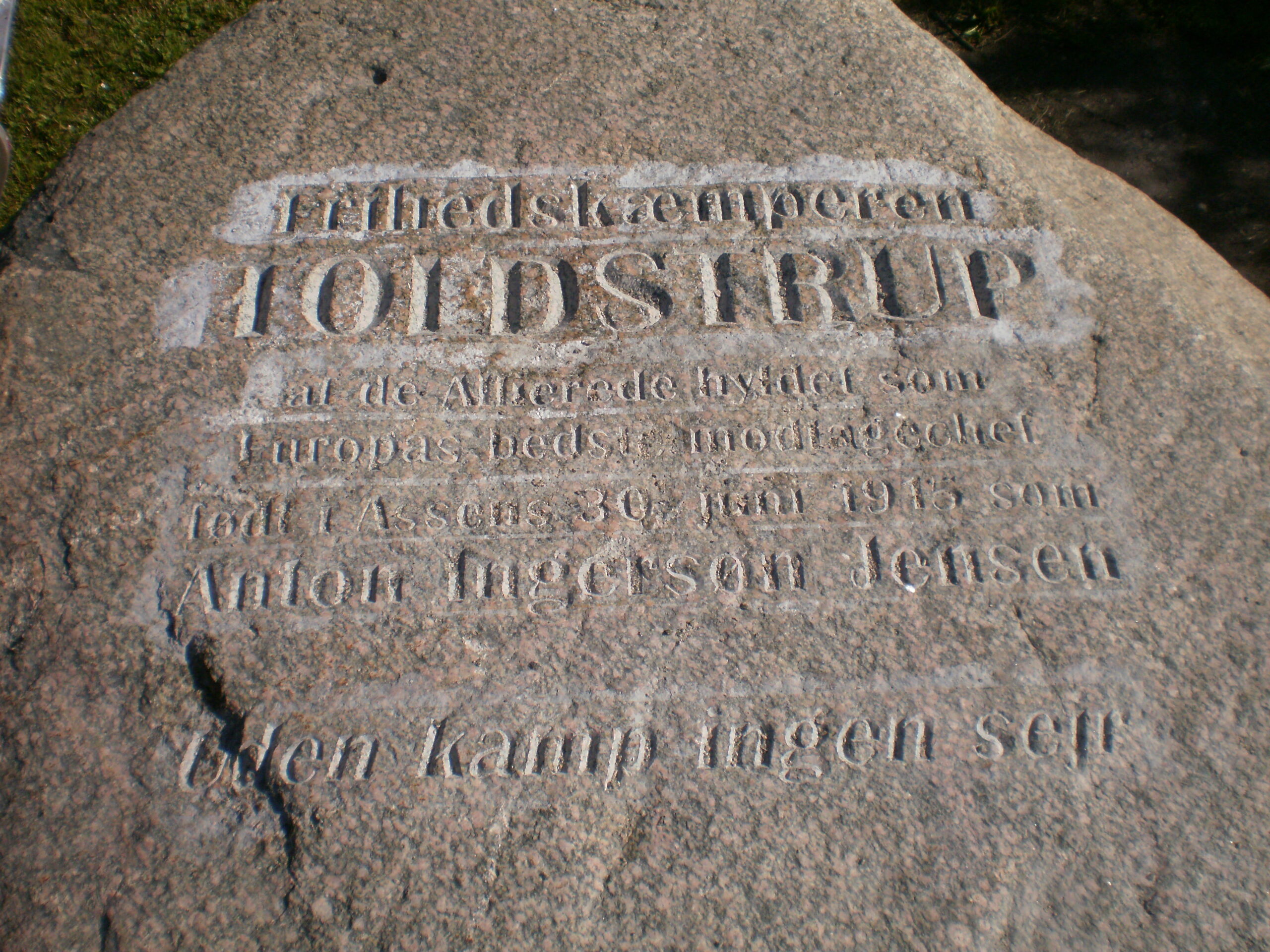 Udhugning af tekst på mindesten til "Toldstrup". 2013
